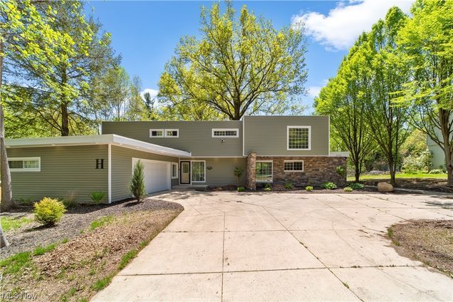 Mid-century ranch home with a long driveway (Onsite Moving Services) by Affordable Moving Solutions of Ohio